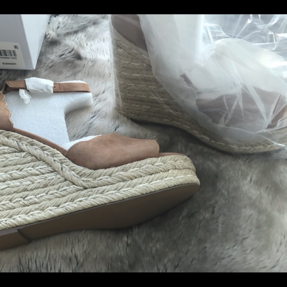 STEVE MADDEN SUEDE SANDAL.